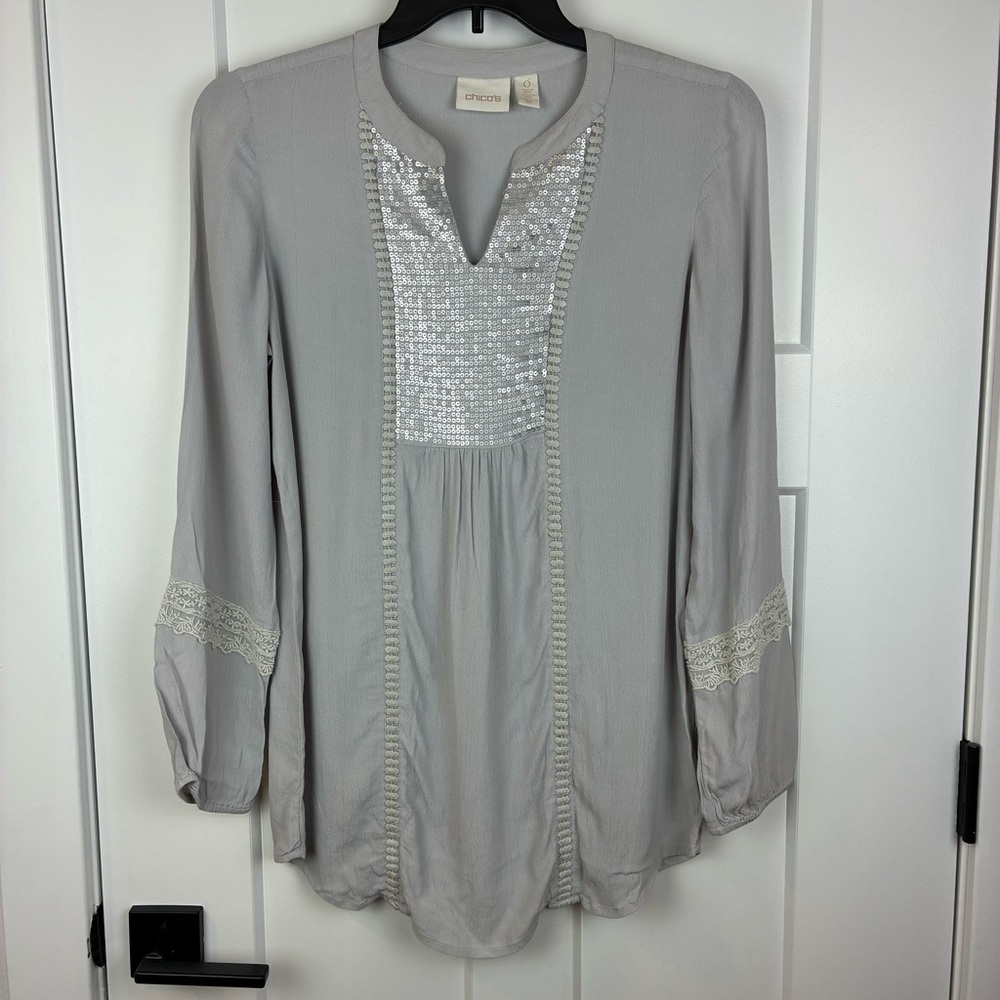 Chico's Women's Light Gray Sequin Accent Blouse Tunic Size 0 (US 4, small)  h